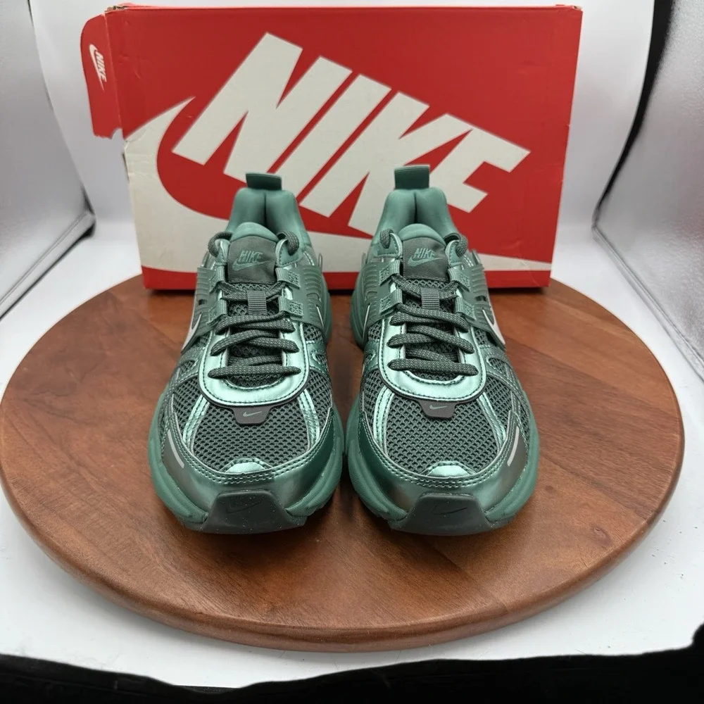 Nike V2K Run Bicoastal Metallic Silver Sneaker Womens Size 8 HF5050-361 Athletic